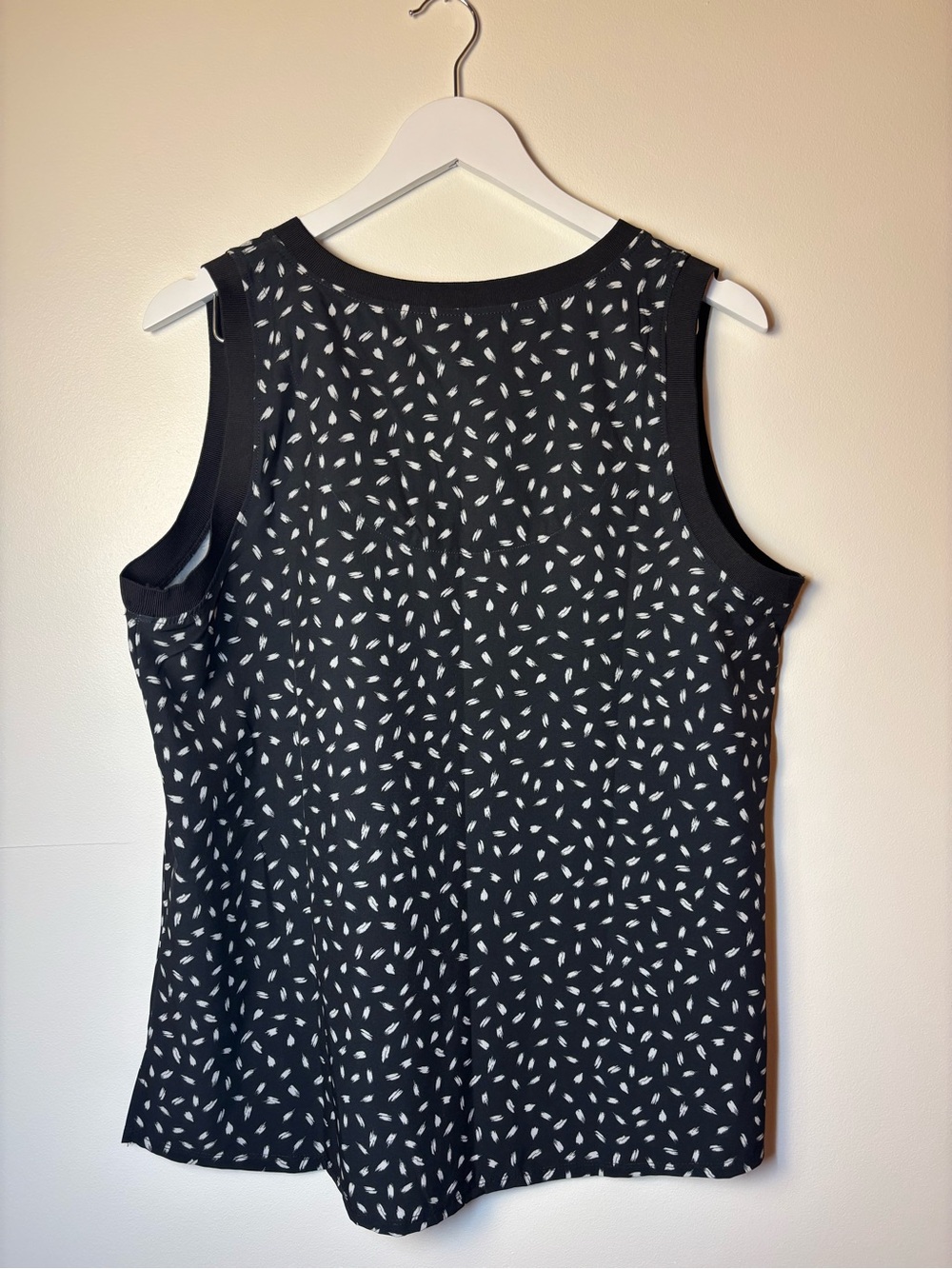 Chico's Black & White Sleeveless V-Notch Tank, size 2 - Picture 4 of 7